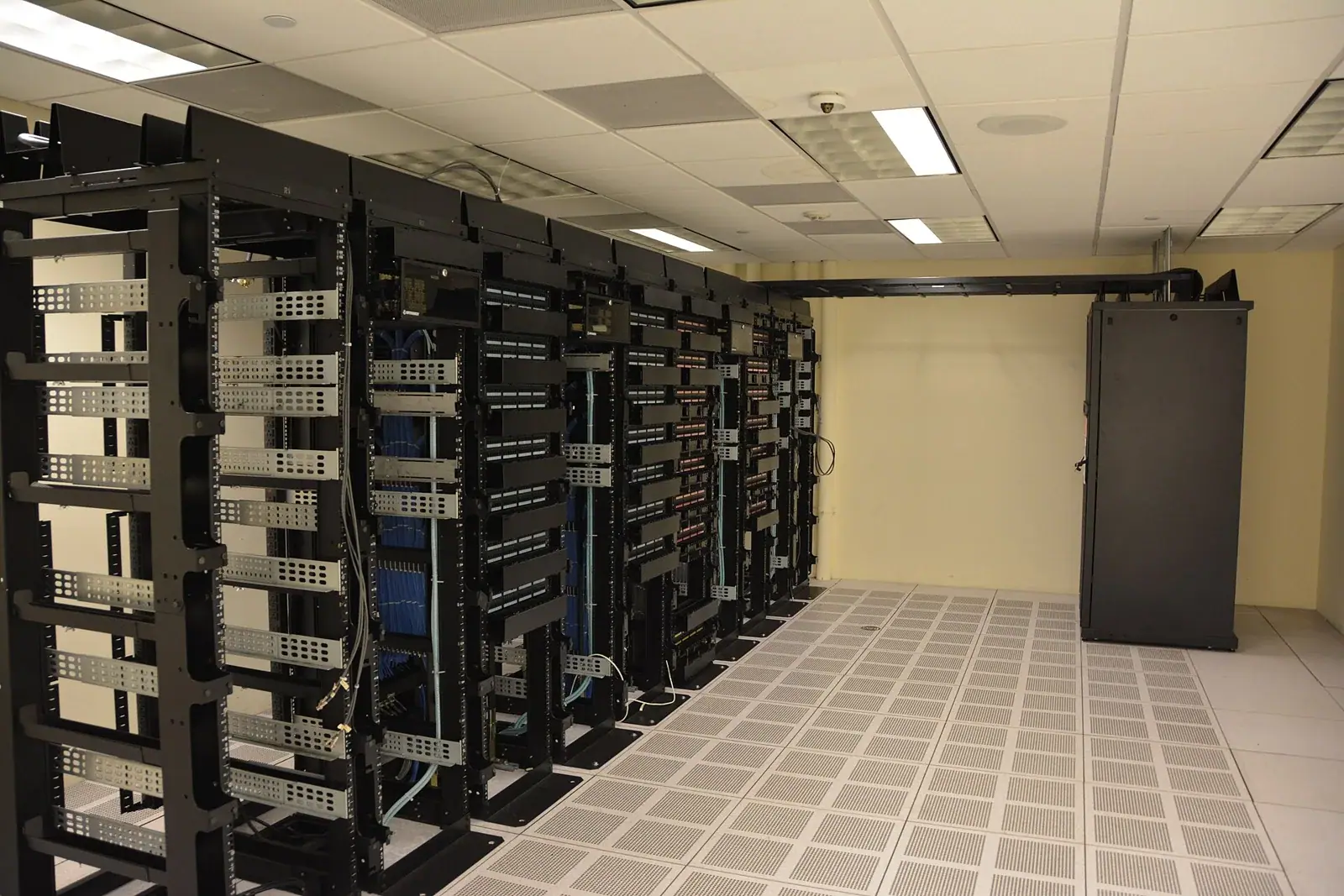 Data-centre server racks, 4 November 2015. Context photograph; not an EU or Ukrainian facility or a cyber incident.