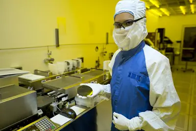 A silicon-wafer researcher at Lawrence Livermore National Laboratory, 5 August 2013. Context photograph, not an EU project.