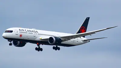 Архив: Boeing 787-9 C-FVLZ на Air Canada на Торонто Пиърсън, 13 октомври 2025 г. Контекст за авиокомпанията; не показва типа самолет или изпълнението на обявените маршрути за 2027 г.