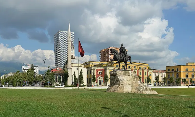 Архив: площад „Скендербег“, Тирана, 17 август 2014 г. Снимка за контекст, не на протестите от октомври 2026 г.