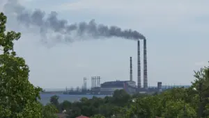 Бурштинската ТЕЦ в Украйна с основната сграда и комините.