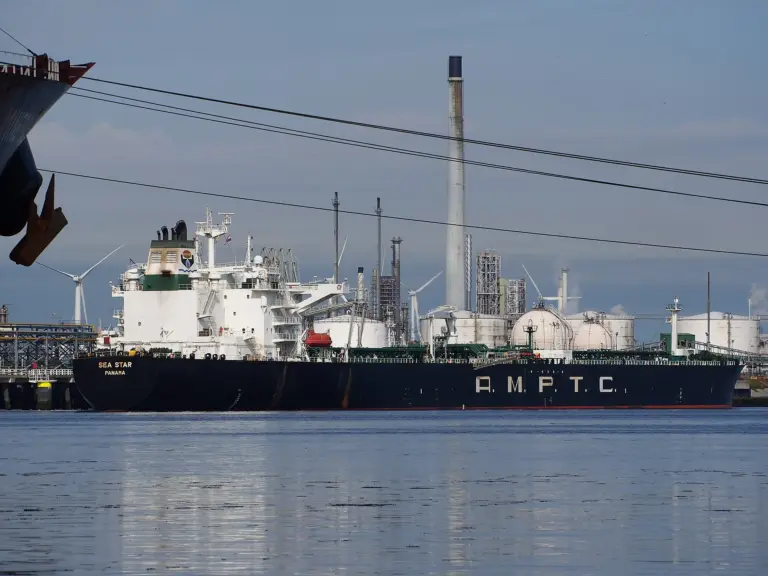 Танкерът Sea Star до промишлена инфраструктура в Ротердам.