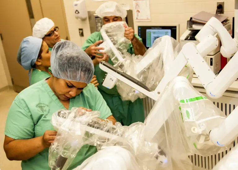 Medical personnel prepare a da Vinci surgical robot in the United States in 2016; archive, not Toumai or the Pleven operation.