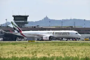 Airbus A350 на Emirates в Болоня; метаданните са с дата 12 февруари 2026 г. Архивен контекст за превозвача; не показва изложението или демонстрация на услугите.