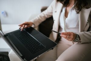 Онлайн покупка с лаптоп и платежна карта; илюстративна архивна снимка от 2022 г.