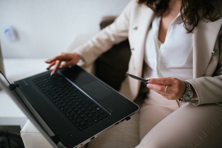 Online purchase using a laptop and payment card; illustrative archive photograph from 2022.