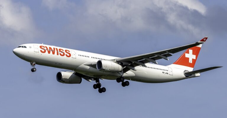 Airbus A330-300 HB-JHM на SWISS при заход към Вашингтон Дълес, Вирджиния, 30 април 2025 г. Архивна илюстрация на флота, а не първият полет до Бенгалуру или потвърждение за самолета по тази линия.