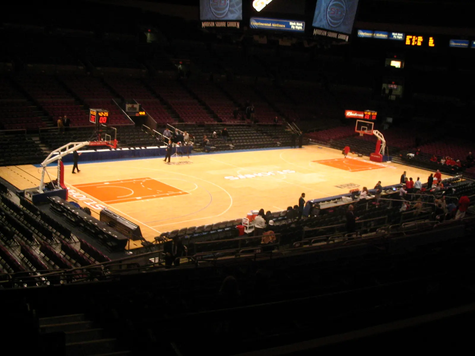 Баскетболното игрище в Madison Square Garden; файлът е качен през декември 2005 г. Архив; не показва първите мачове през 2026 г.