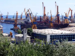 Архивен изглед на корабостроителницата в Констанца, август 2005 г.; не е инцидентът с „Хорив“.