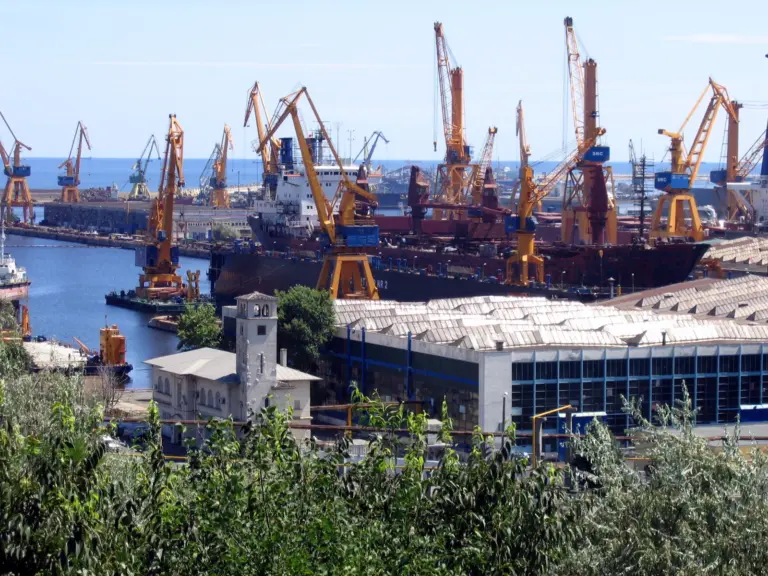 Архивен изглед на корабостроителницата в Констанца, август 2005 г.; не е инцидентът с „Хорив“.