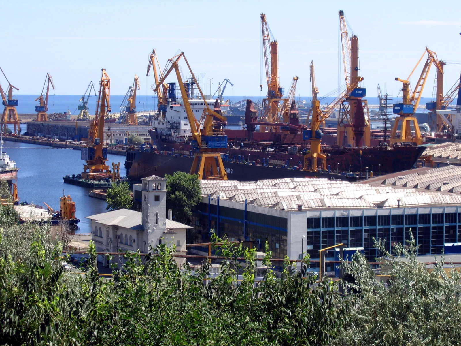 Архивен изглед на корабостроителницата в Констанца, август 2005 г.; не е инцидентът с „Хорив“.