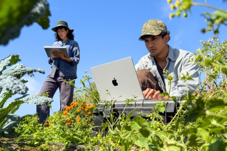 Двама души използват новия MacBook Pro на открито. Официална снимка на Apple от 27 октомври 2026 г., предоставена от производителя.
