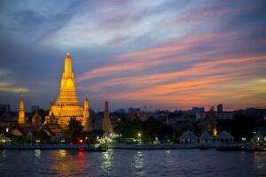 Wat Arun illuminated at sunset in Bangkok, Thailand, 27 November 2017. Illustrative destination archive; not the Rimini trade fair or a wellness treatment.