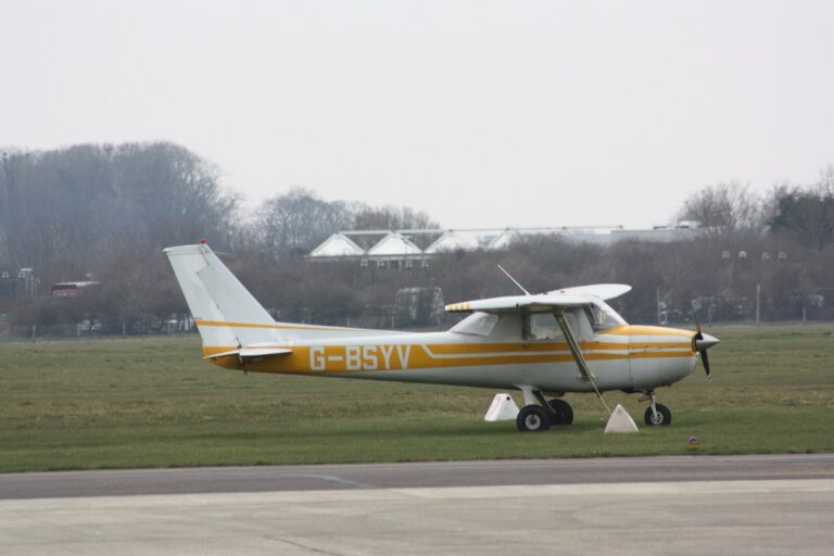Cessna 150 G-BSYV във Великобритания, архив, 2013 г.; не е самолетът от инцидента