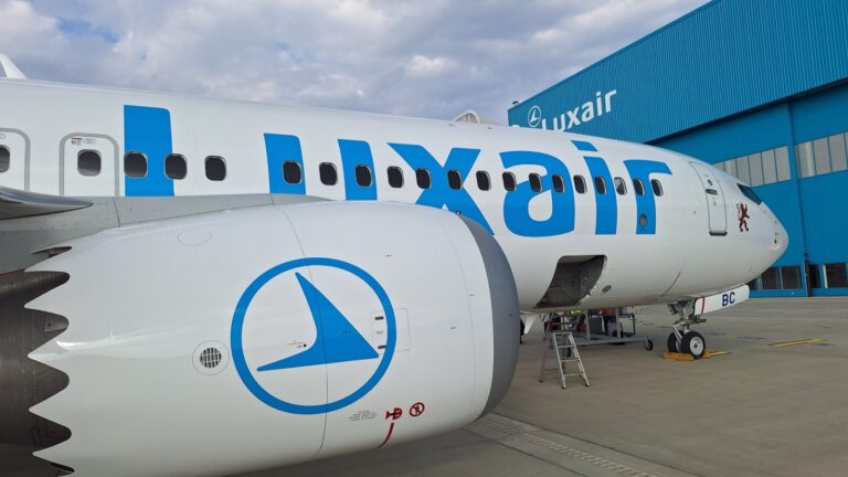 Boeing 737-8 LX-LBC на Luxair, официална фирмена медийна снимка. Илюстративен кадър; не показва първи полет до Абу Даби.