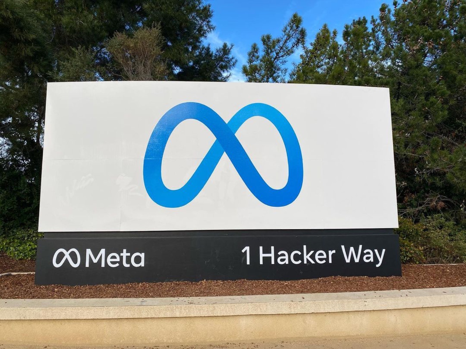 Entrance sign at Meta headquarters in Menlo Park, 12 May 2022. Archive corporate context.