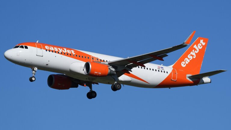 Airbus A320-214(WL) OE-IVL на easyJet Europe на летище Берлин Бранденбург, 24 февруари 2024 г. Архивен кадър; не показва полет с инсталиран Starlink.
