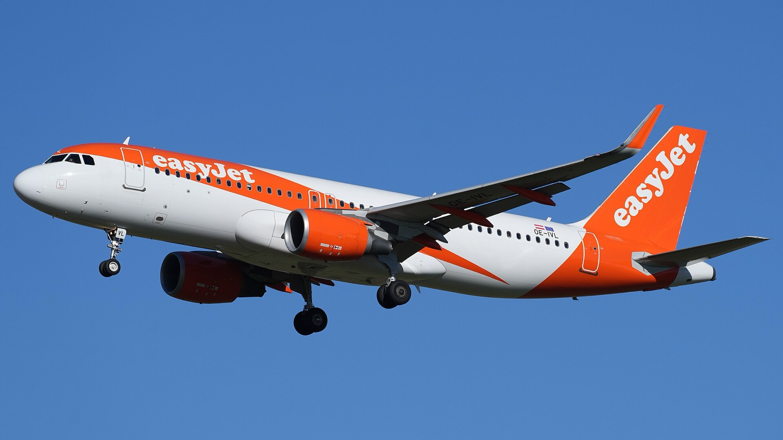 Airbus A320-214(WL) OE-IVL на easyJet Europe на летище Берлин Бранденбург, 24 февруари 2024 г. Архивен кадър; не показва полет с инсталиран Starlink.