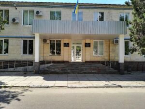Сградата на градския съвет в Олешки, 22 май 2016 г. Архив отпреди пълномащабното нахлуване; не показва хуманитарната операция през 2026 г.
