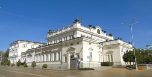 Историческата сграда на Народното събрание в София, 2 октомври 2016 г. Архивен външен кадър; не показва залата или заседанието на 28 октомври 2026 г.