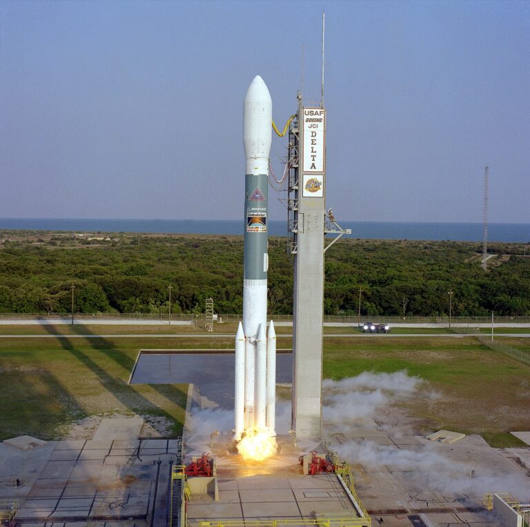 Ракета Delta II излита с мисия Globalstar от Кейп Канаверал, 24 април 1998 г. Американски правителствен архив; не показва ново изстрелване на Amazon Leo или обявяването на сделката.