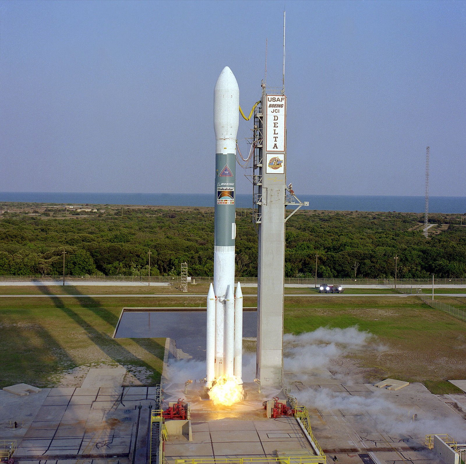 Ракета Delta II излита с мисия Globalstar от Кейп Канаверал, 24 април 1998 г. Американски правителствен архив; не показва ново изстрелване на Amazon Leo или обявяването на сделката.