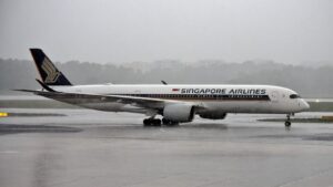 Airbus A350-941 9V-SHB на Singapore Airlines на летище Чанги в силен дъжд, 14 май 2024 г. Архив; не показва доставка от Project Beacon и не доказва използване на SAF в този полет.