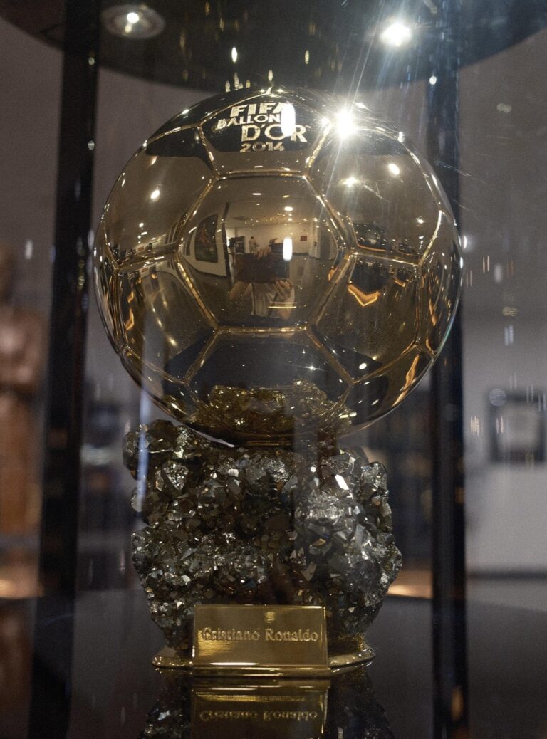 Трофеят „ФИФА Златна топка“ на Кристиано Роналдо за 2014 г. в музея CR7, сниман на 16 октомври 2024 г. Архив; не е наградата или церемонията за 2026 г.