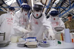 Архивна снимка: DFID – UK Department for International Development / Wikimedia Commons. Медици от NHS тренират със защитна екипировка за Ебола край Йорк, Великобритания, 2014-11-17 14:03. Илюстративно обучение, не е епидемията в ДР Конго през 2026 г. CC BY 2.0. Намален размер и WebP; възможно изрязване при показване.