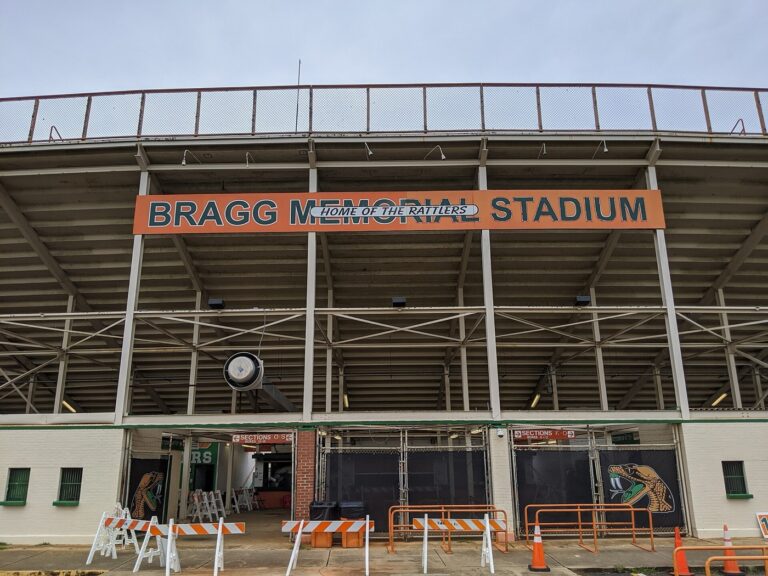 Източният вход на Bragg Memorial Stadium, 19 август 2020 г. Архив; не е кадър от стрелбата.