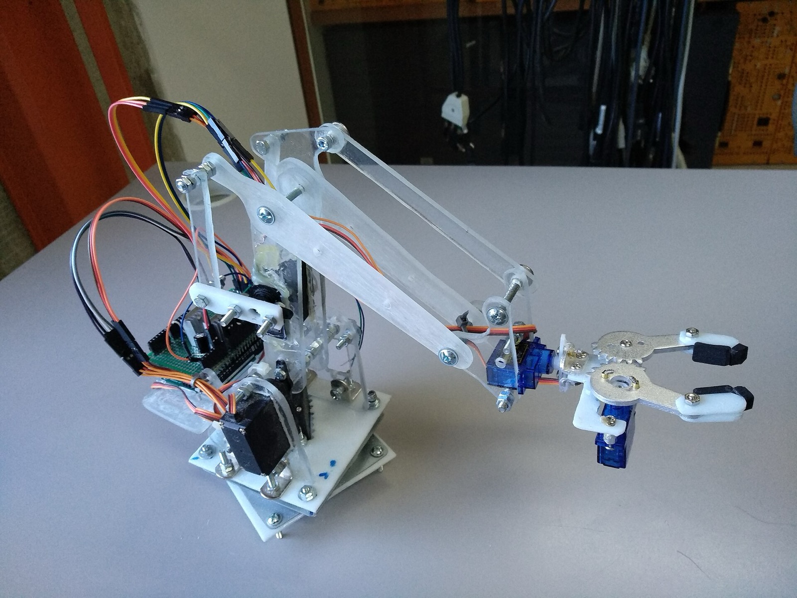 Роботизирана ръка с Arduino, 14 декември 2021 г. Илюстративен архив; не показва оборудване от LADDER или лаборатория на INSAIT.