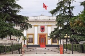 Сградата на албанския парламент в Тирана, 26 септември 2015 г. Илюстративен архив; не е от описаните сблъсъци.