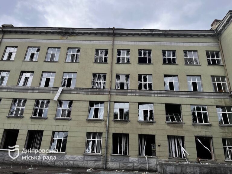 Индустриалният професионален колеж в Днипро след нападението на 15 юни 2026 г.; архив, не е от ударите на 25 октомври