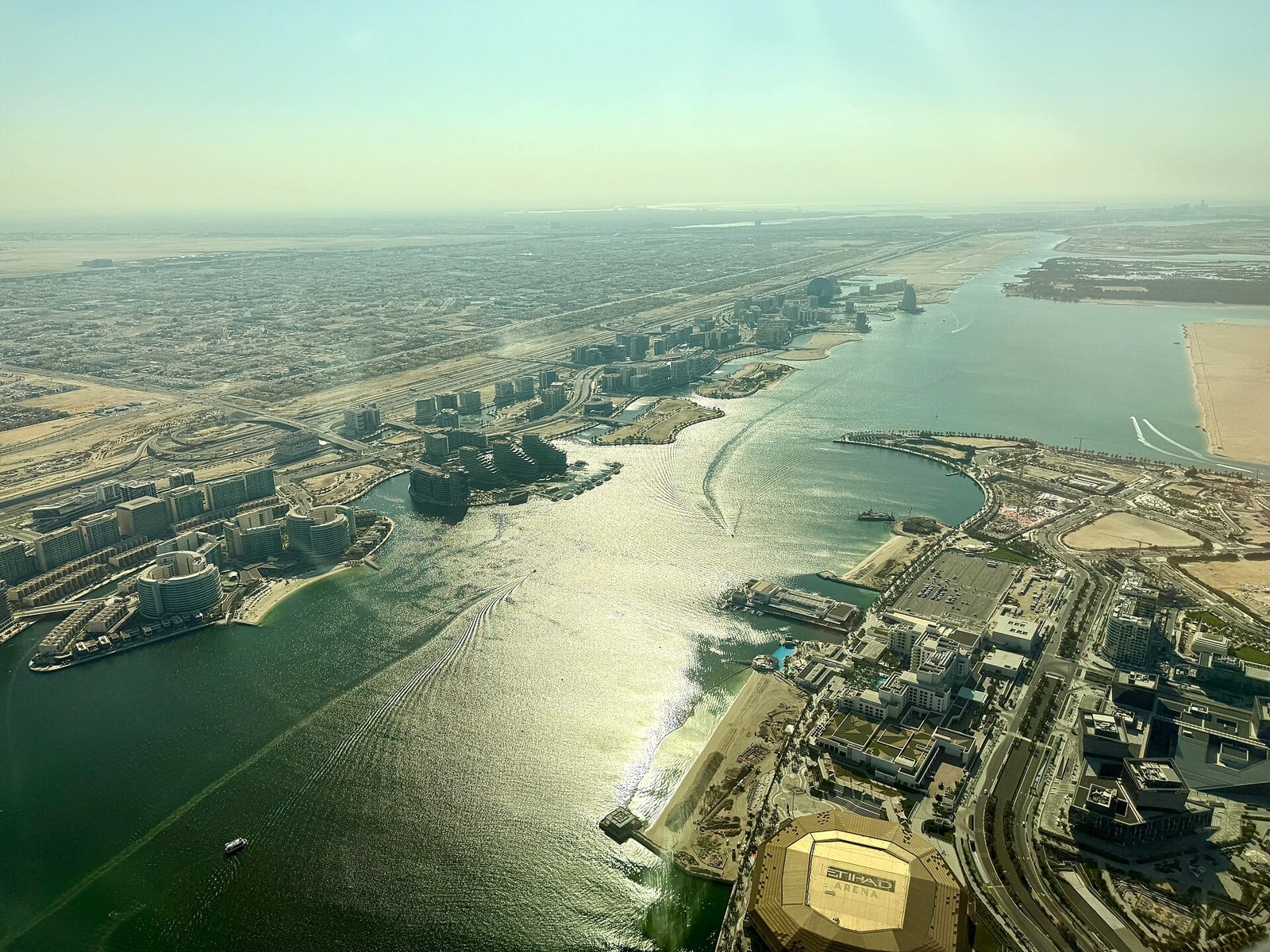 Yas Bay Waterfront и Etihad Arena на остров Яс, Абу Даби, 26 януари 2025 г. Архивен въздушен кадър; не показва мач през 2027 или 2029 г.