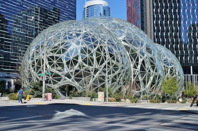 Amazon Spheres в Сиатъл, 9 април 2020 г. Архивен екстериор, а не център за данни или представянето на отчета.