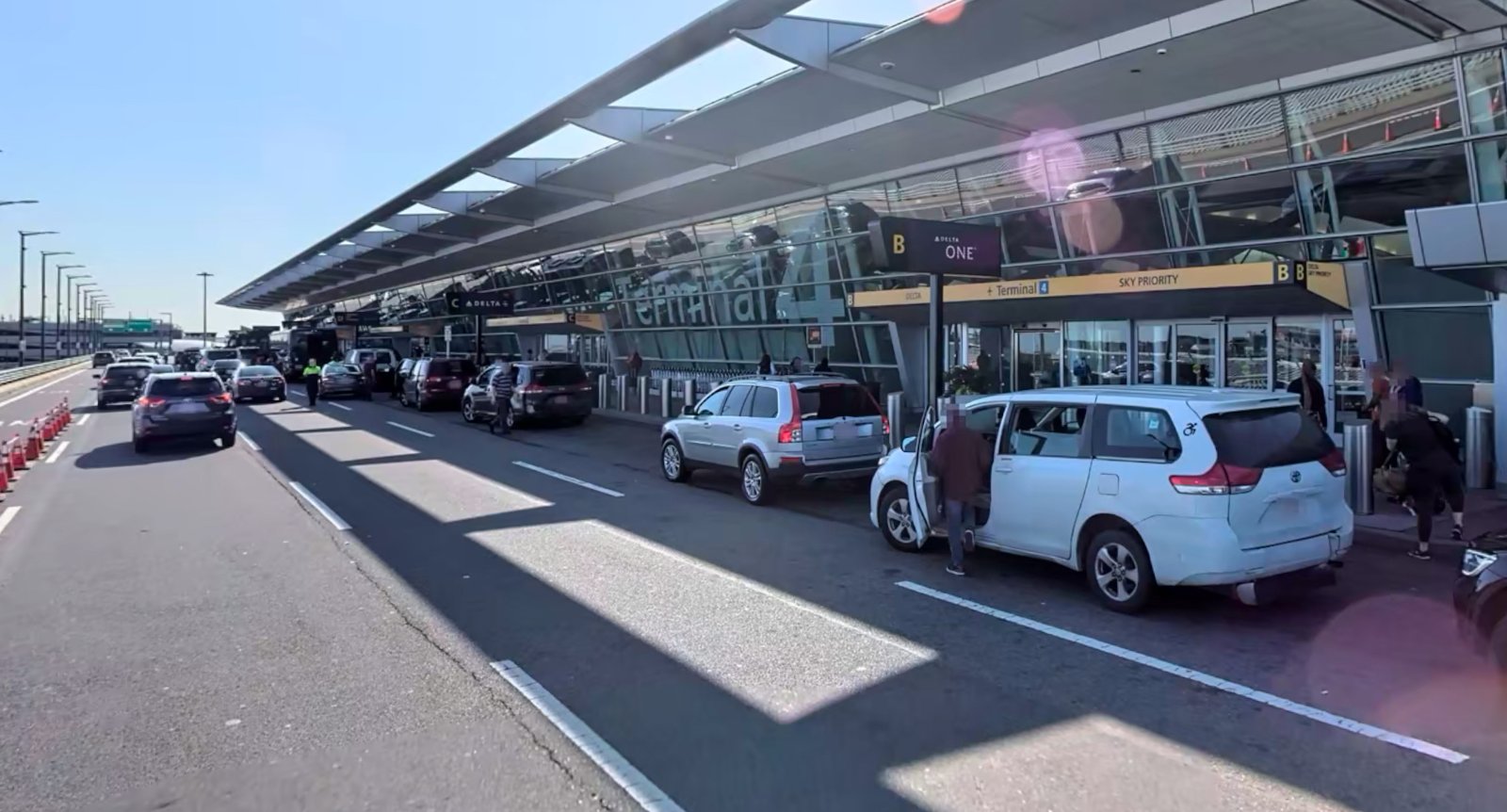 Зона за заминаващи на Терминал 4 на летище JFK, 1 юни 2019 г. Илюстративен архив, а не проверка за Ебола.