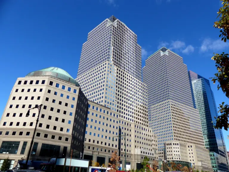Архивна снимка: районът на Brookfield Place / World Financial Center в Ню Йорк; не е обявяването на съкращенията