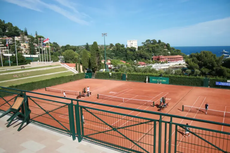 Архивна снимка: кортове в Monte-Carlo Country Club; не е мачът на Бруно Дженев през 2026 г.