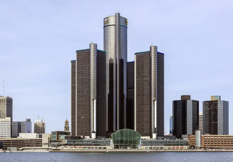 Кулите на Renaissance Center в Детройт, поглед от юг.