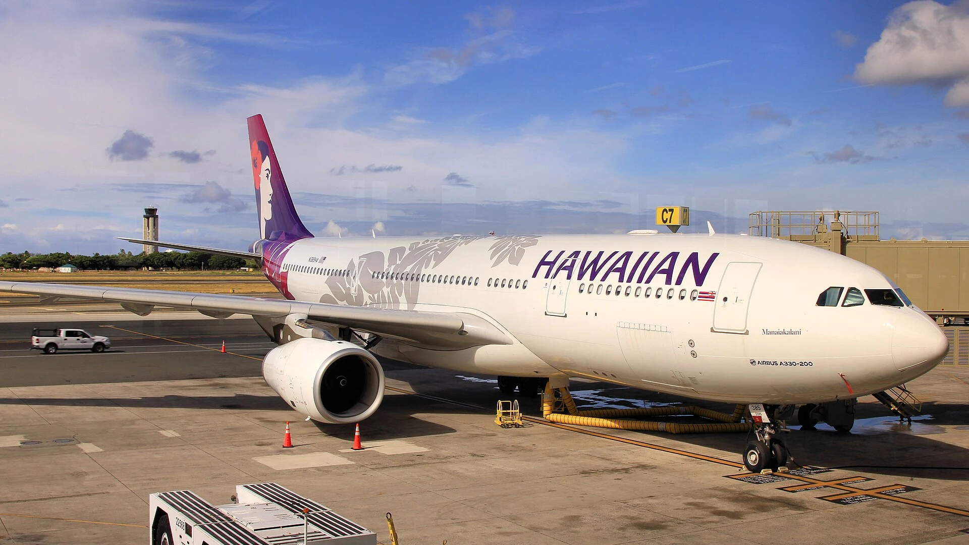 A330 на Hawaiian Airlines до терминала в Хонолулу.