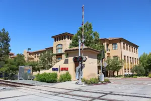 Офис сграда на 100 Winchester Circle, използвана в миналото от Netflix, със зелени площи.