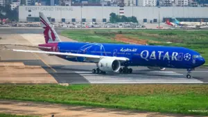 Boeing 777-300ER на Qatar Airways рулира на летище.