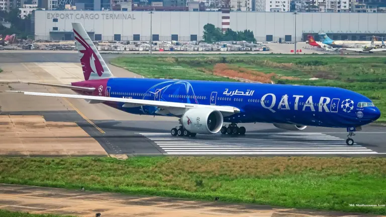 Boeing 777-300ER на Qatar Airways рулира на летище.