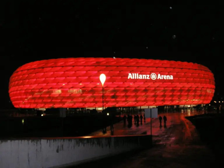 „Алианц Арена“ в Мюнхен, осветена в червено през нощта, ноември 2006 г.