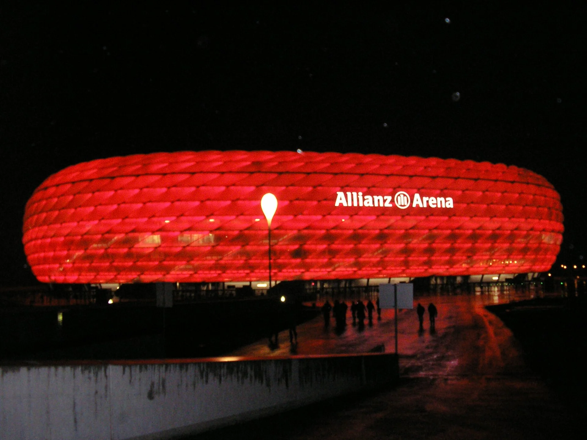 „Алианц Арена“ в Мюнхен, осветена в червено през нощта, ноември 2006 г.