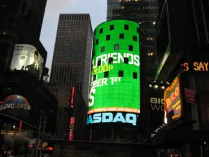 Надпис Nasdaq на Таймс скуеър; архивна снимка, не е от представянето на резултатите през 2026 г.
