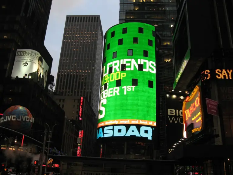 Надпис Nasdaq на Таймс скуеър; архивна снимка, не е от представянето на резултатите през 2026 г.