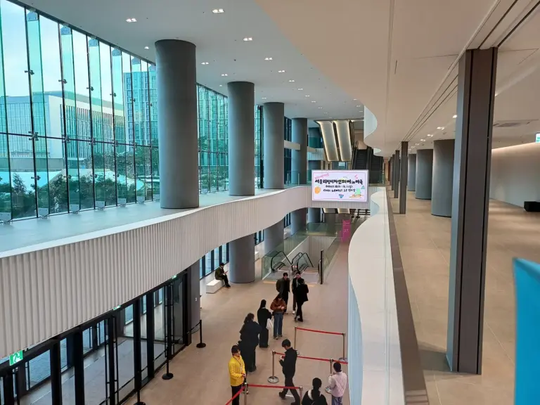 Интериор на COEX Magok, Сеул, ноември 2024 г.; не е Световната биосреща през 2026 г.