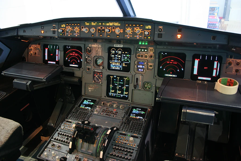Кабина на Airbus A320 на Vueling при поддръжка, март 2011 г.; не е идентифицирано JASPER устройство.