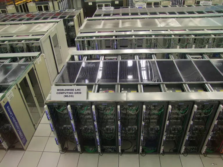 Сървърен шкаф в Worldwide LHC Computing Grid, архив; илюстративен кадър, не компрометирана система.